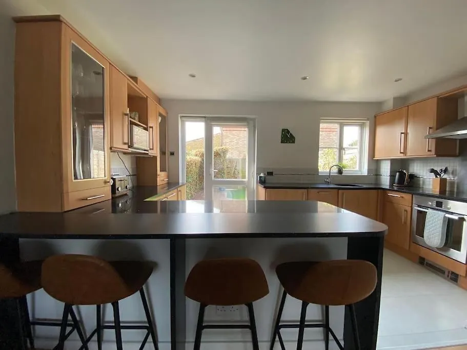 2 Bed House In Hampton - Free Parking Villa Hanworth  0*, Hanworth (Berkshire) United Kingdom