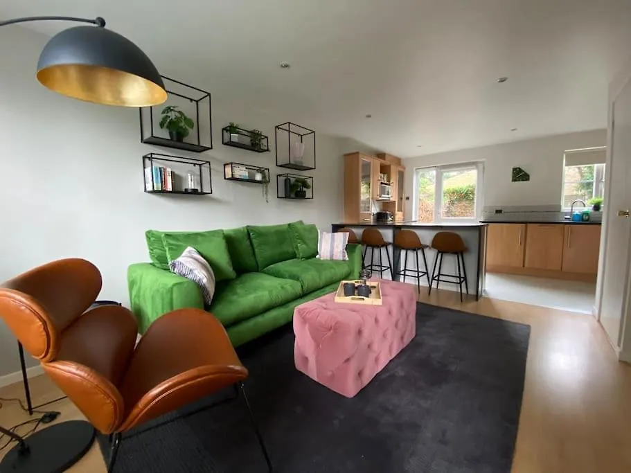 2 Bed House In Hampton - Free Parking Villa Hanworth  United Kingdom