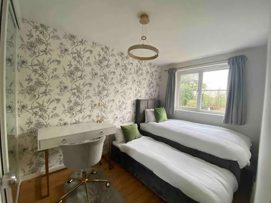 2 Bed House In Hampton - Free Parking Villa Hanworth  0*, Hanworth (Berkshire)
