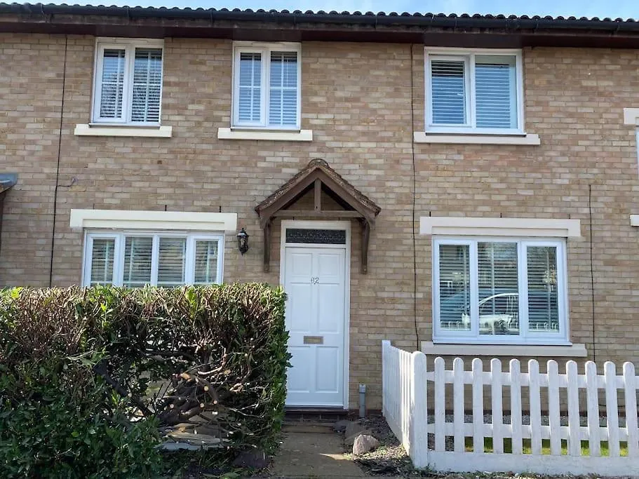 2 Bed House In Hampton - Free Parking Villa Hanworth  0*, Hanworth (Berkshire) United Kingdom