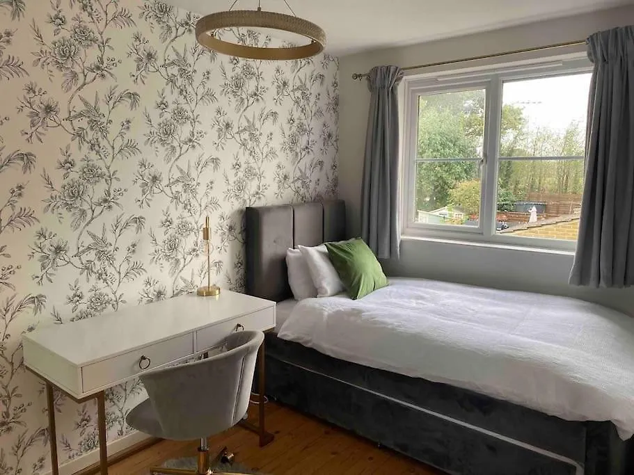 Holiday home 2 Bed House In Hampton - Free Parking Villa Hanworth  United Kingdom