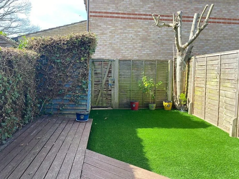 2 Bed House In Hampton - Free Parking Villa Hanworth  Holiday home Hanworth (Berkshire)