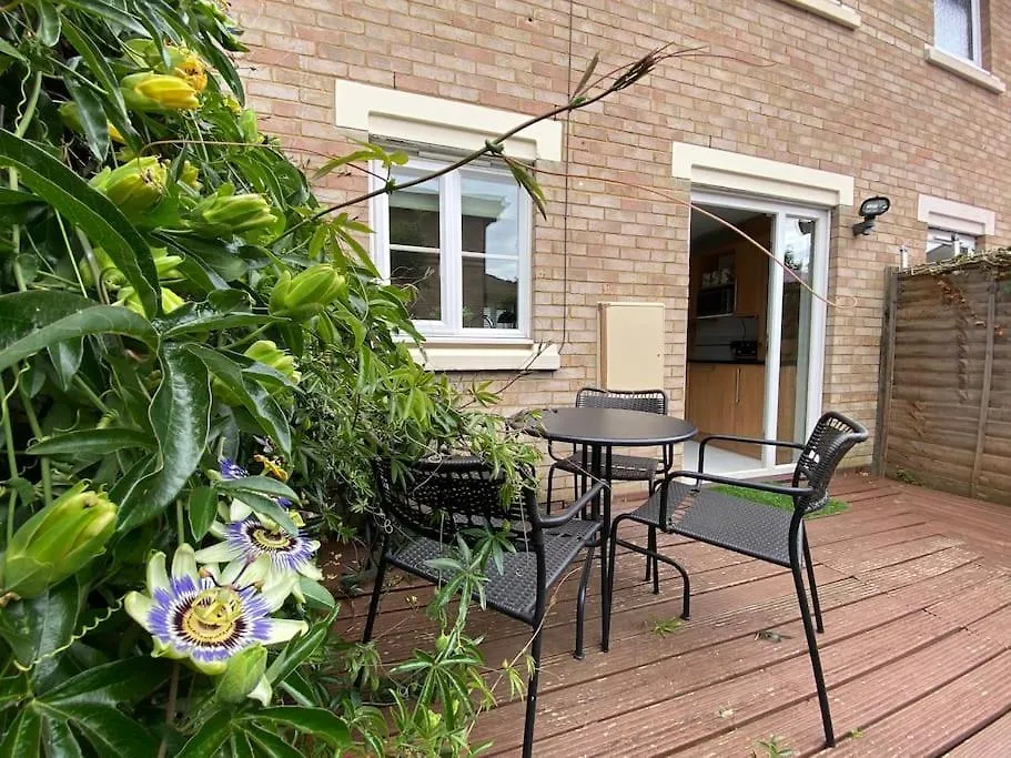 2 Bed House In Hampton - Free Parking Villa Hanworth  Holiday home