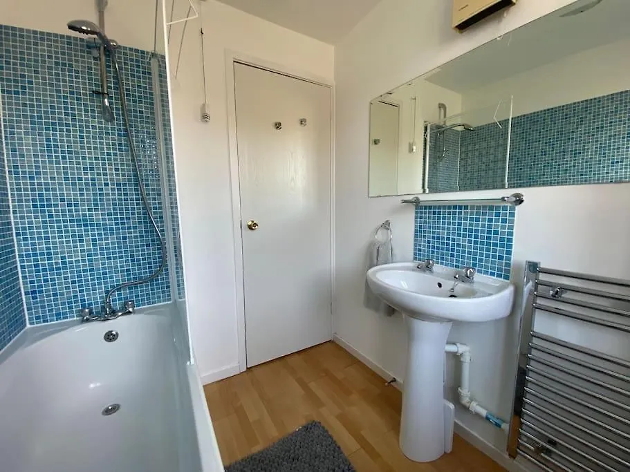 2 Bed House In Hampton - Free Parking Villa Hanworth  Holiday home