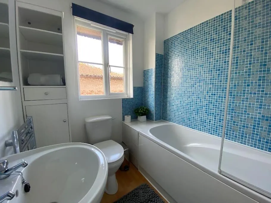 Holiday home 2 Bed House In Hampton - Free Parking Villa Hanworth