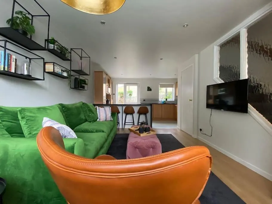 2 Bed House In Hampton - Free Parking Villa Hanworth  United Kingdom