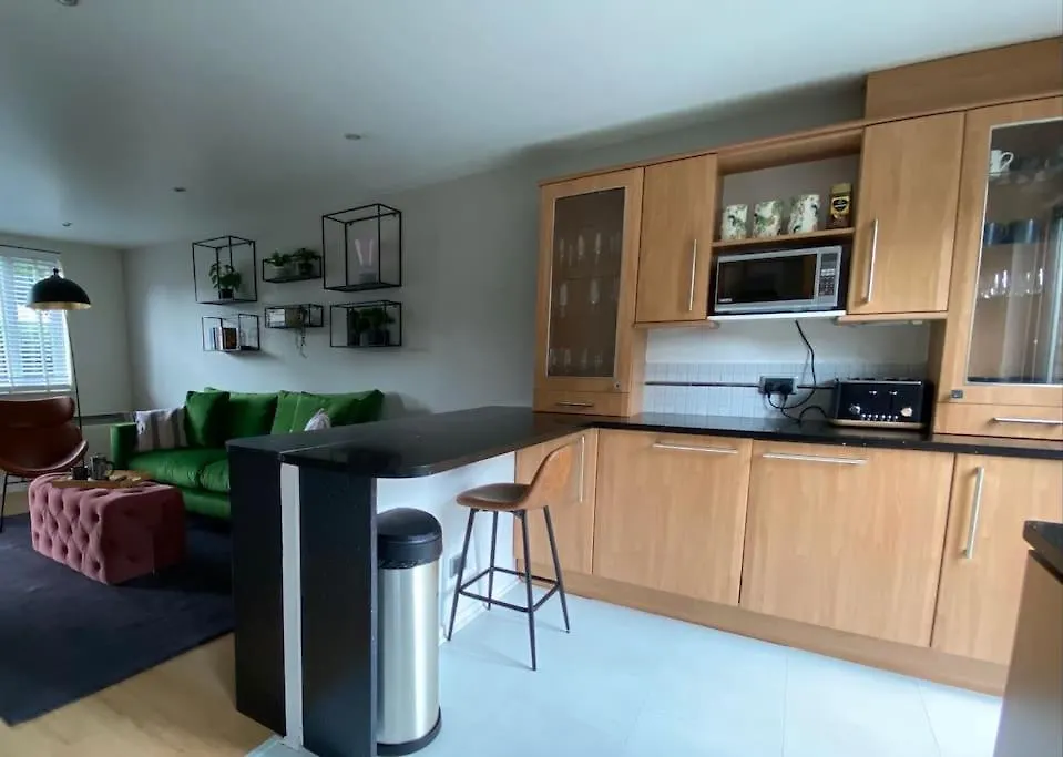 2 Bed House In Hampton - Free Parking Villa Hanworth