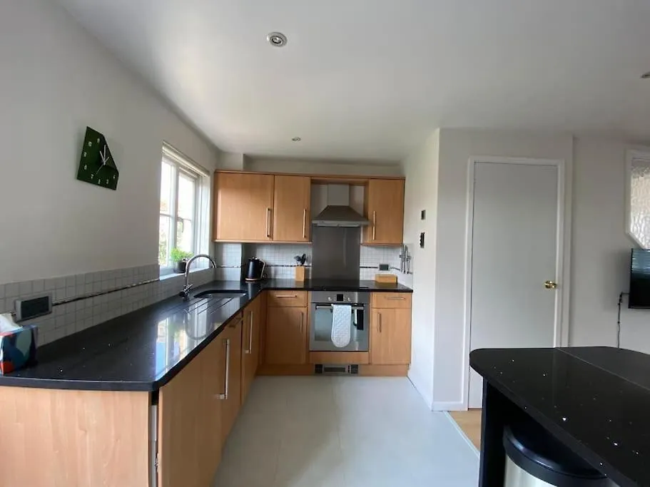 2 Bed House In Hampton - Free Parking Villa Hanworth