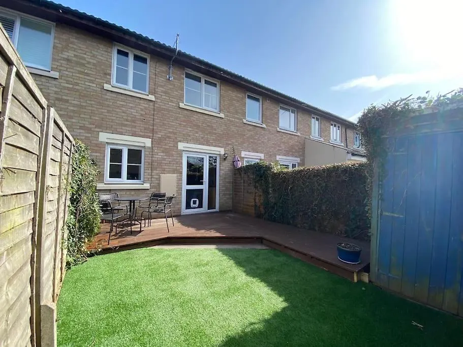 2 Bed House In Hampton - Free Parking Villa Hanworth  0*, Hanworth (Berkshire)